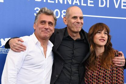Samuel Maoz, en el centro, junto a los actores Lior Ashkenazi y Sarah Adler, en la presentación en Venecia de 'Foxtrot'.