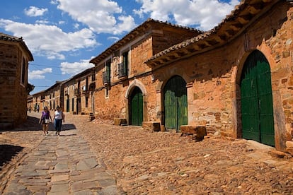 Los arrieros maragatos dieron forma a este precioso pueblo de calles empedradas, fachadas de arcilla roja y puertas de vivos colores que atraviesa el Camino de Santiago a su paso por la provincia de León. En las afueras del pueblo se conservan los restos de un castro romano. Castrillo de los Polvazares es también conocido por su famoso cocido maragato. Más información: <a href="http://www.castrillodelospolvazares.net/" target="_blank">castrillodelospolvazares.net</a>