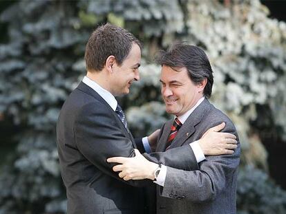 José Luis Rodríguez Zapatero y Artur Mas, tras el pacto sobre el Estatuto, en enero de 2006.