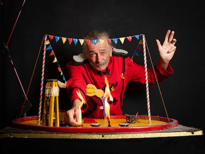 El Gran Panzani (Jean-Dominique Kerignard), domador de pulgas, con su circo, durante su actuación en el festival Pasaje Insólito de Santa Coloma de Gramenet.