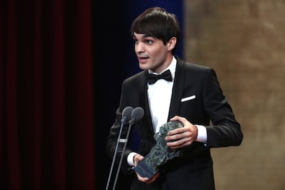 Eneko Sagardoy, galardonado con Mejor Actor Revelación por la película 'Handia', recoge su estatuilla.