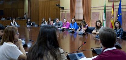 La consejera Elena Cortés escucha a los estudiantes de Derecho.