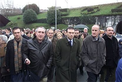 Los nacionalistas Mikel Arregi y Juan José Ibarretxe, en la marcha de ayer.