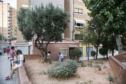 Bloque de viviendas de la avenida de América de Badalona, donde la Generalitat ha comprado pisos.