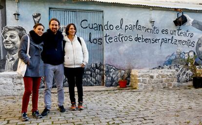 El candidato de Podemos, Pablo Iglesias, a su llegada a la Sala Mirador, acompañado de Carolina Bescansa e Irene Montero.