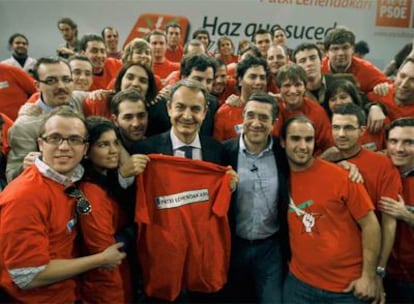 José Luis Rodríguez Zapatero y Patxi López, durante un acto electoral celebrado ayer en el Kursaal de San Sebastián.