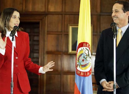 La ex canciller colombiana María Consuelo Araújo y su sucesor, Fernando Araújo, ayer ante la prensa en Bogotá.