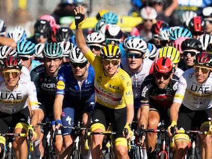 El ganador del Tour, Tadej Pogacar, levanta el brazo en un momento de la última etapa.