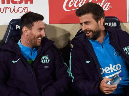 Leo Messi y Gerard Piqué, este domingo en el banquillo del Estadio de la Cerámica. 