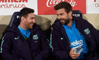 Leo Messi y Gerard Piqué, este domingo en el banquillo del Estadio de la Cerámica. 