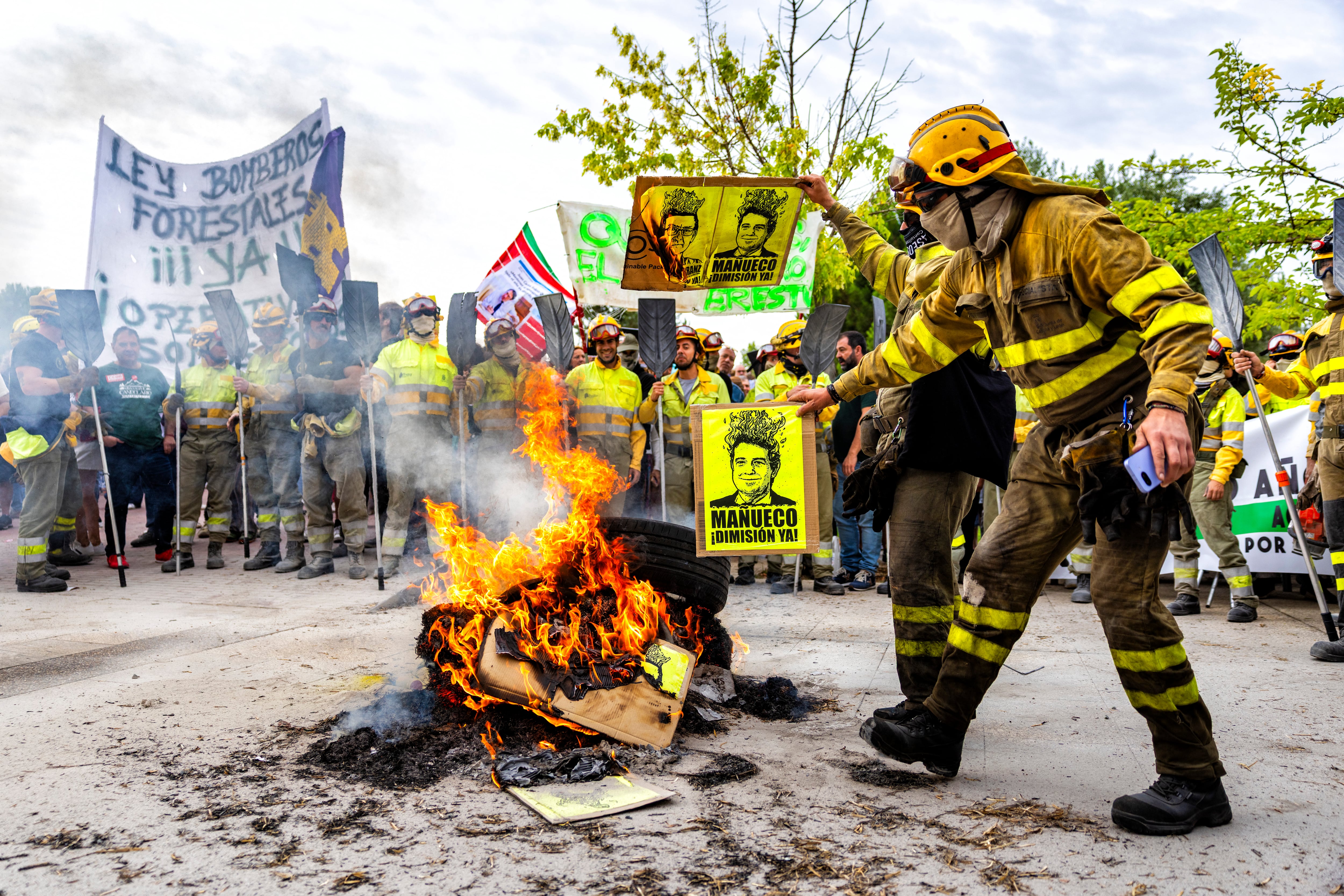 Decenas de personas protestan ante las Cortes de Castilla y León por la gestión de Mañueco de los incendios, el pasado 29 de agosto.