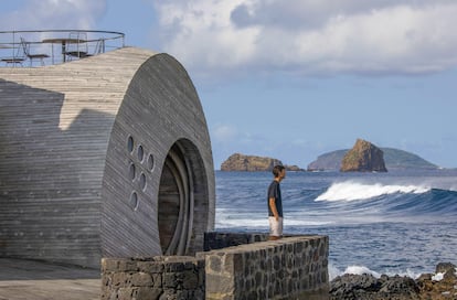 La entrada junto al océano del Cella Bar, en la isla de Pico.