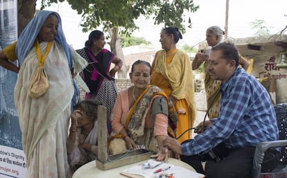 Vrindavan, a apenas 150 kilómetros de Nueva Delhi, en el estado de Uttar Pradesh, es conocida como la ciudad de las viudas. A orillas del río Yamuna, afluente del Ganges, es considerada como enclave sagrado y de peregrinaje para los hindúes. Según la religión hindú aquí creció el dios Krishna, y para muchas mujeres viudas morir en ella las liberará de su karma y lograrán alcanzar el nirvana. Llegadas desde diferentes estados del país tras ser repudiadas por sus familias, más de 15.000 viudas sobreviven a diario en sus calles según ONU Mujeres, aunque la cifra podría ser mucho mayor. Reciben pequeñas limosnas de los feligreses que visitan los más de 5.500 templos y 'ashrams' (centros religiosos) de la ciudad.