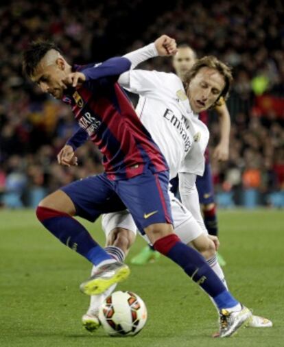 Modric pelea con Neymar por el balón durante el último clásico.
