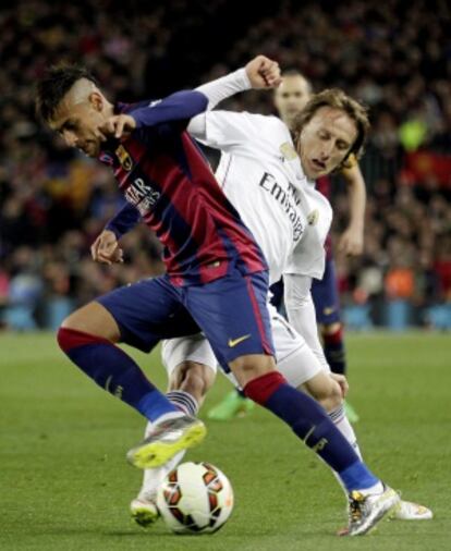 Modric pelea con Neymar por el bal&oacute;n durante el &uacute;ltimo cl&aacute;sico.