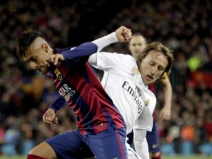 Modric pelea con Neymar por el bal&oacute;n durante el &uacute;ltimo cl&aacute;sico.