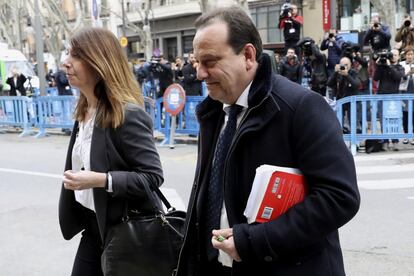 El fiscal Anticorrupción Pedro Horrach, acompañado por Ana Lamas, a su llegada a la Audiencia de Palma.