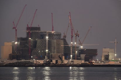 Obras en 2023 del futuro Guggenheim de la isla Saadiyat, diseñado por Frank Gehry.