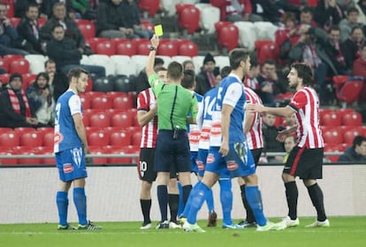 Tarjeta amarilla a De Marcos en el partido de Copa entre Athletic y Alcoyano.