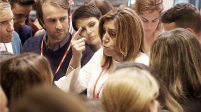 Susana Díaz rodeada de periodistas después del comité este 23 de octubre.