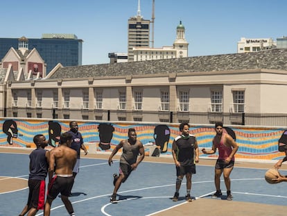 En la imagen, unos chicos juegan un partido de baloncesto en Ciudad del Cabo a mediados de diciembre de 2020.