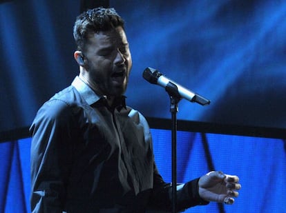 Ricky Martin canta sobre el escenario de la fiesta de la música latina en Las Vegas.