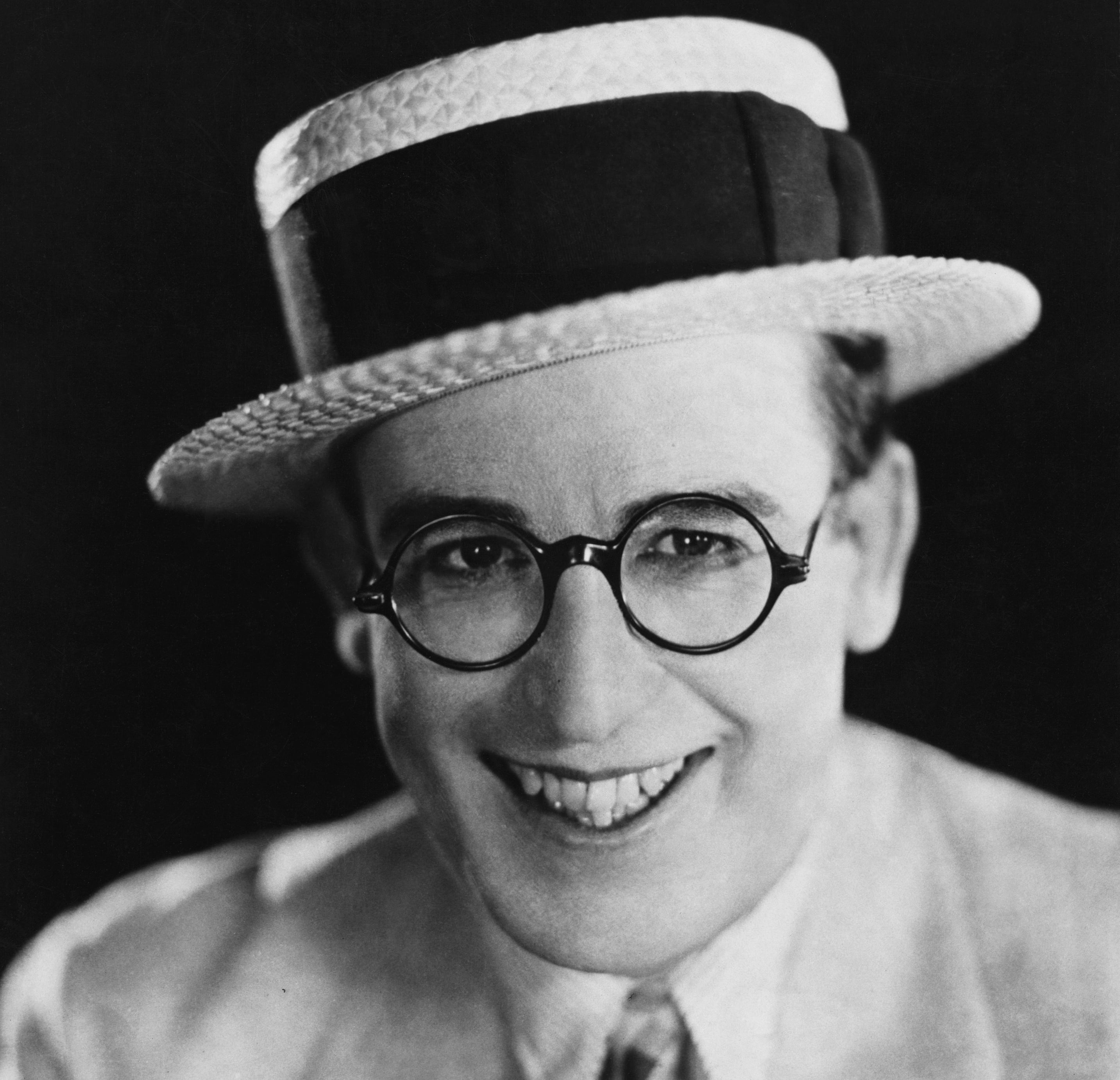 Niño estrábico con lentes