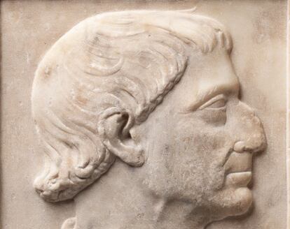 Detalle del rostro del bajorrelieve de Alfonso el Magnánimo comprado por la Generalitat para el MNAC por 150.000 euros.