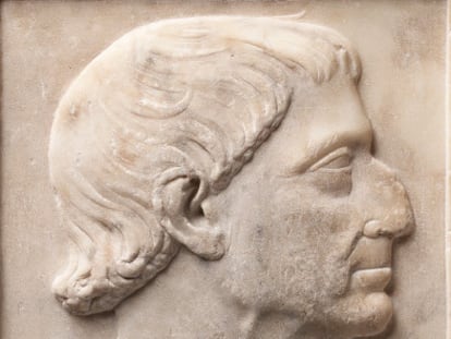 Detalle del rostro del bajorrelieve de Alfonso el Magnánimo comprado por la Generalitat para el MNAC por 150.000 euros.