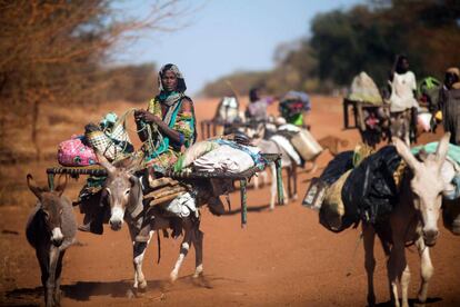 Una mujer monta un burro junto con otras familias nómada en la región de Abyei, entre Sudán y Sudán del Sur.