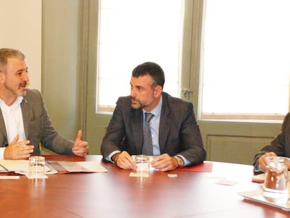 Jaume Collboni (a la izquierda) y Santi Vila, en la primera reuni&oacute;n bilateral de este jueves.