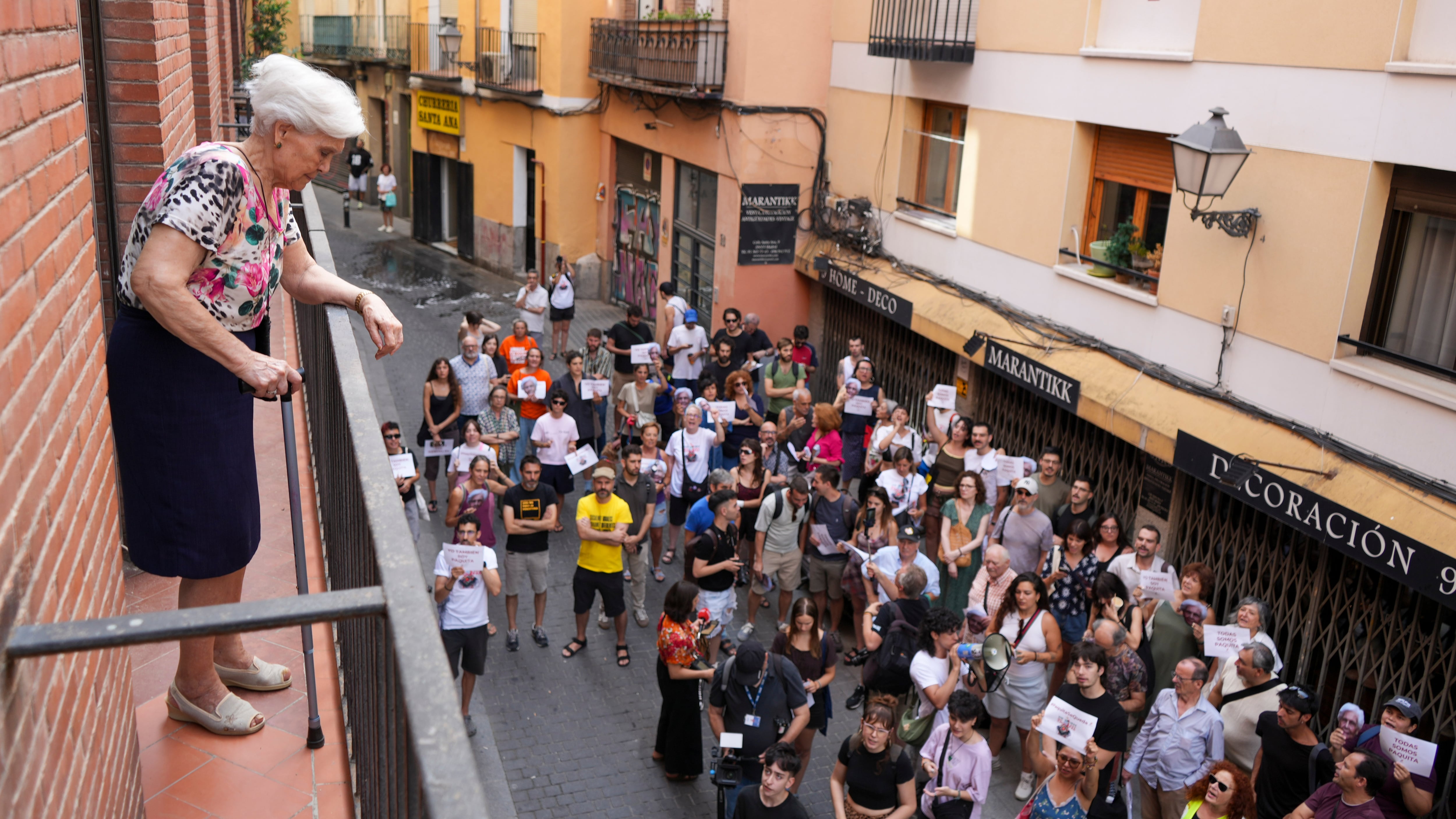 El barrio de La Latina en Madrid se planta contra el desahucio de Paquita: “Mañana puede ser cualquiera”