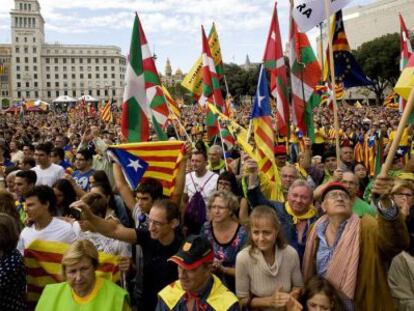 Banderas de Euskadi y Cataluña en la Diada, en Barcelona.