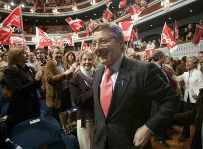 El secretario de Organización del PSOE, José Blanco, luce un lazo azul durante un acto electoral en Castellón
