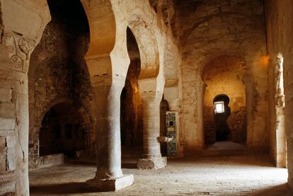 San Millán fundó en el siglo VI una comunidad monástica que daría lugar al monasterio de San Millán de Suso, en la imagen. En su biblioteca se escribió el que está considerado como el documento que da origen al castellano. Se trata de un códice latino en cuyos márgenes un amanuense escribió unos apuntes en lengua romance, en vasco y en latín. En 1053 se construyó el monasterio de San Millán de Yuso, que continuó su labor. Ambos monasterios son patrimonio mundial desde 1997.