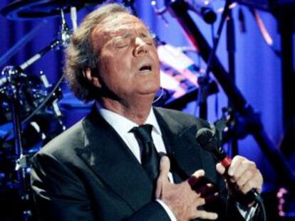 Julio Iglesias en su reciente recital en Valencia, y en el Festival de Benidorm de 1968, que ganó con 'La vida sigue igual'.