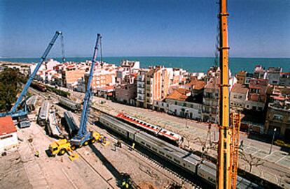 Trabajos de desescombro de los trenes accidentados en Torredembarra.