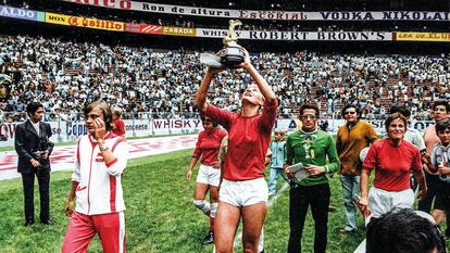 La delantera danesa, Susanne Augustensen, levanta el trofeo del mundial femenino de 1971 en el Estadio Azteca