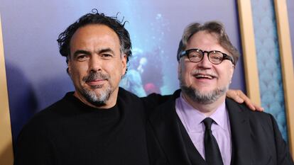 Los directores de cine mexicanos Alejandro González Iñárritu y Guillermo del Toro en 2017.