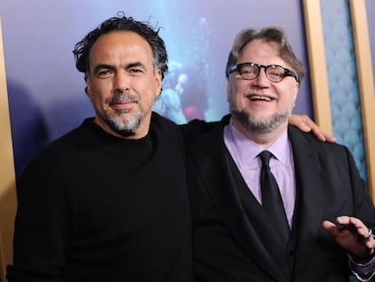 Los directores de cine mexicanos Alejandro González Iñárritu y Guillermo del Toro en 2017.