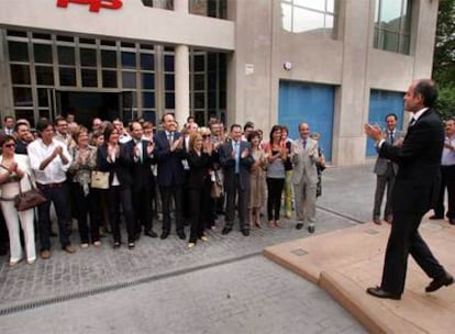 Los alcaldes del PP aplauden a Camps ayer a su llegada a la sede del partido