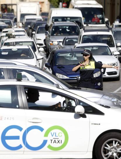 Una guardia urbano ordena el tr&aacute;fico en Valencia