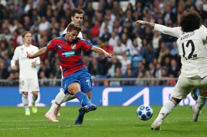 Patrik Hrosovsky, del Viktoria Pilsen, marca el primer gol para su equipo.