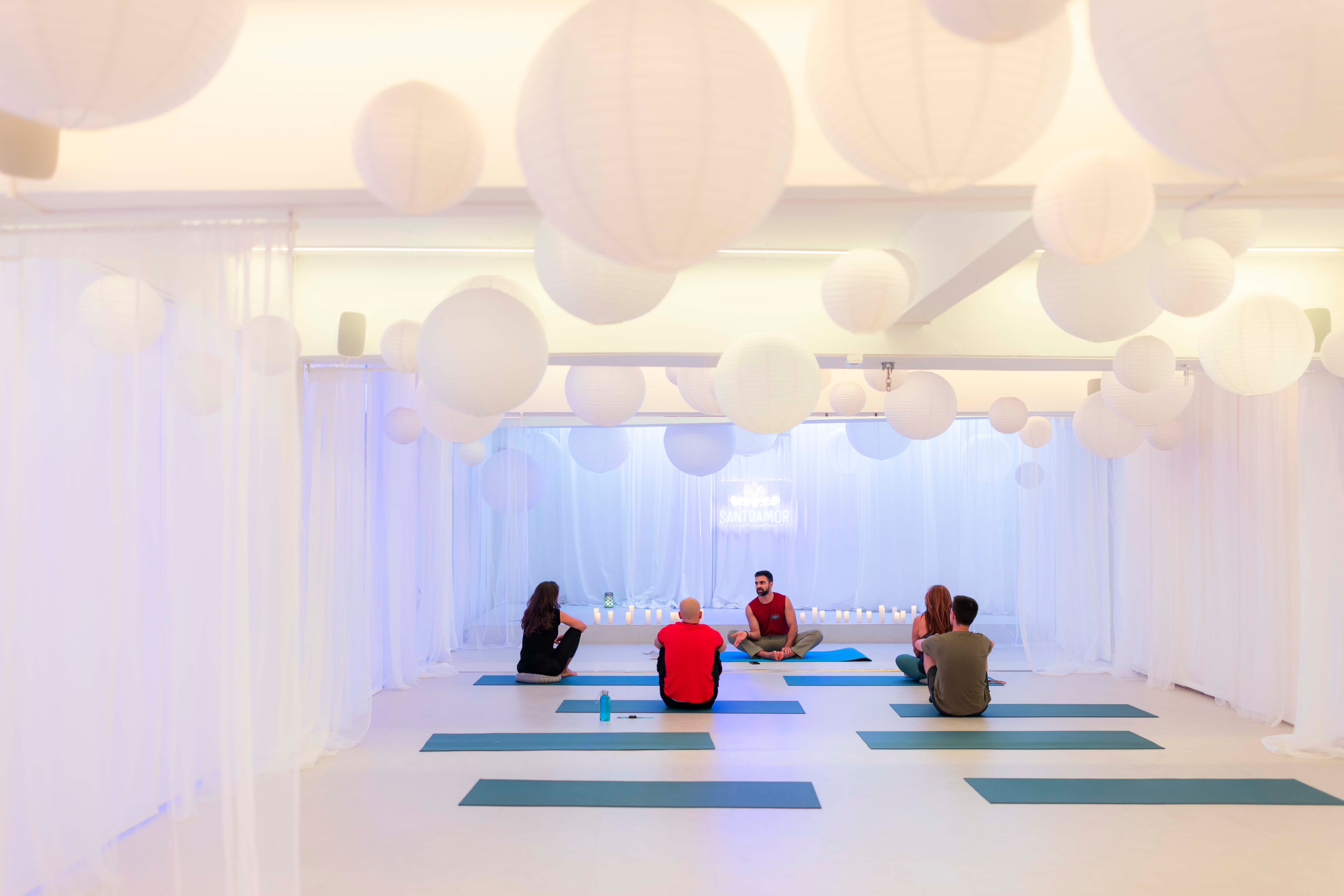 Varios participantes en un taller de energía sexual en Santo Amor, el local que Noemí Casquet abrió en 2024 en Madrid. 