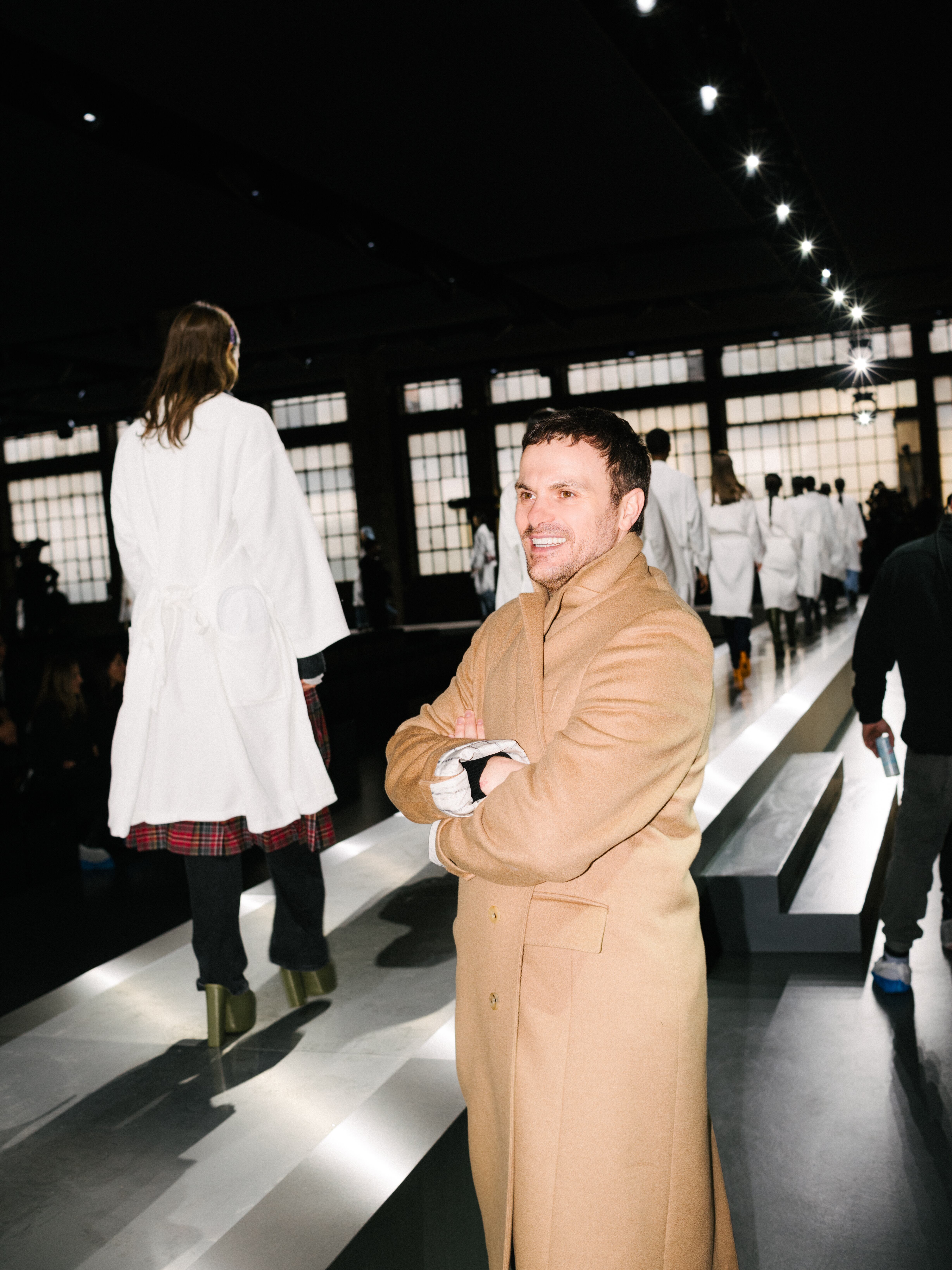 Sabato de Sarno, diseñador de Gucci, en el 'backstage' antes del desfile de la firma italiana en la semana de la moda de Milán, el 23 de febrero de 2024.
