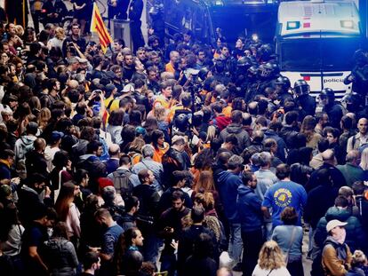 Una manifestación convocada por los CDR bloquea la estación de Sants