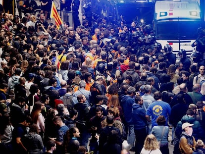 Una manifestación convocada por los CDR bloquea la estación de Sants