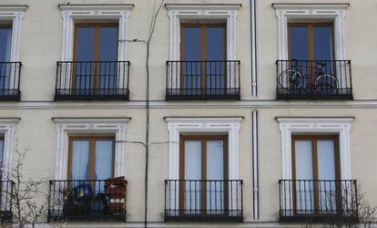 Balcones en la fachada de un edificio de viviendas en la madrileña plaza de Isabel II.