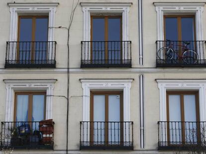 Balcones en la fachada de un edificio de viviendas en la madrileña plaza de Isabel II.