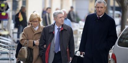 Vicente Sanz, en el centro de la imagen, acude a declarar en el proceso acompañado de su mujer y su abogado.